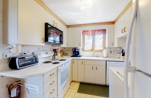 East Orleans Cottage | Beautiful home with ocean-view, patio, grill, W/D, & close to Nauset Beach