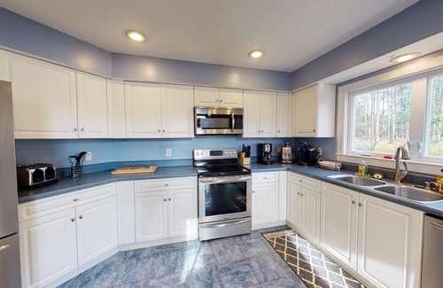 Henrico House | Beautiful home with scenic views of Lake Gaston