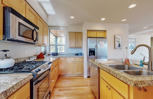 Redmond House | Beautiful home with resort amenities, Hot Tub, WiFi, fireplace, patio, and A/C