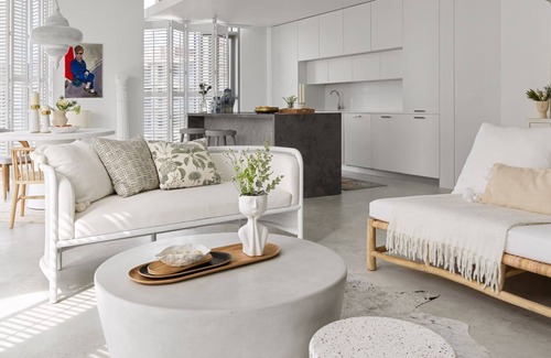 Mendoza City Center Apartment | Beautiful house in front of the shed and birds