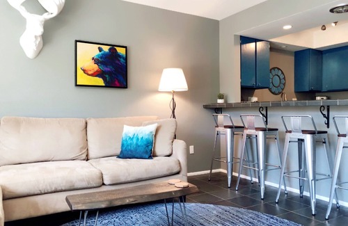 Jackson House | Beautiful Jackson Townhouse Hideaway - Walk to Town