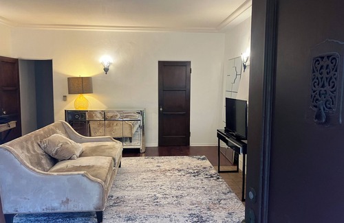 West Los Angeles Apartment | Beautiful LA Property near Beverly Hills - 5 miles from the beach!