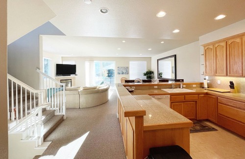 Peninsula Village Villa | Beautiful Lake Almanor Villa, Lake View, BOAT SLIP 4 BR / 3 Ba wireless Internet