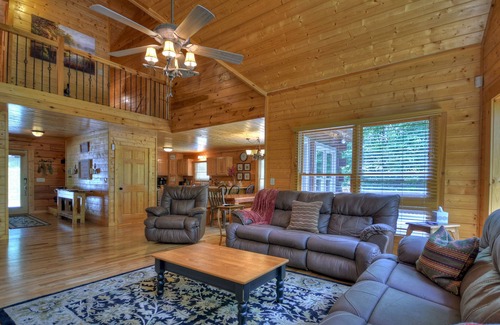 Blairsville Cabin | Beautiful Lake Front Getaway - Awesome Game Room - Private Dock - 4200 sqft