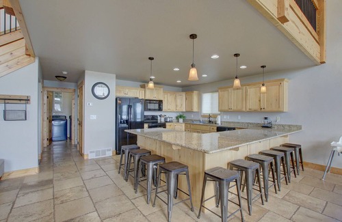 Harbor Village House | Beautiful Lake View - Sleeps 26+ - Hot Tub - Deck - Cabin