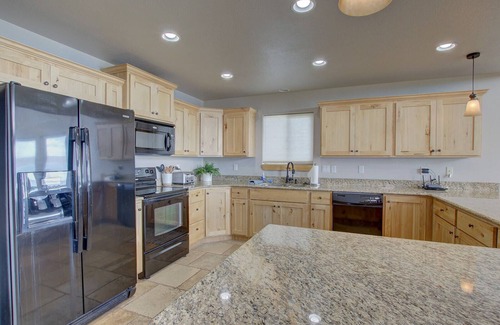 Harbor Village House | Beautiful Lake View - Sleeps 26+ - Hot Tub - Deck - Cabin