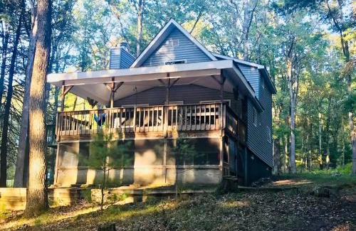 White Mills House | Beautiful Lakefront Chalet in the Poconos!