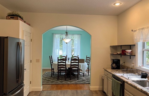 Umatilla House | Beautiful Lakefront Home