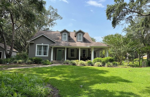 Umatilla House | Beautiful Lakefront Home