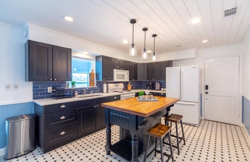 Eustace House | Beautiful Lakefront Retreat