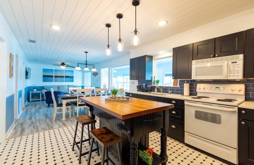 Eustace House | Beautiful Lakefront Retreat