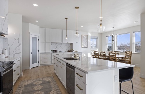 Moses Lake House | Beautiful Lakefront Home with Heated Pool, Spa and 6 Bedrooms!
