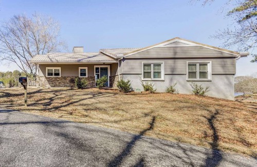 Alexander City House | Beautiful Lakehouse conveniently situated close to hwy 280