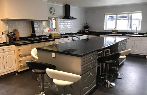 Maenporth House | Beautiful Large Cottage by the Sea with Hot Tub and Indoor Swimming Pool