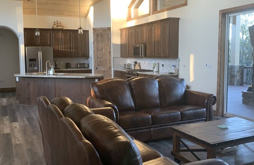 Torreon House | BEAUTIFUL, LARGE MOUNTAIN HOME IN TORREON, HOT TUB IN DECK, CHECK IN/OUT 1PM!