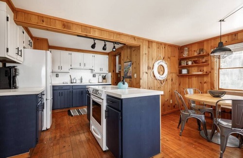 Traverse City Cottage | Beautiful Leelanau County cottage & guest bunkhouse on 75' of waterfront.