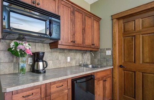 East Kootenay Resort | Beautiful location Radium Hot Springs, hiking, skiing, golf, family sized