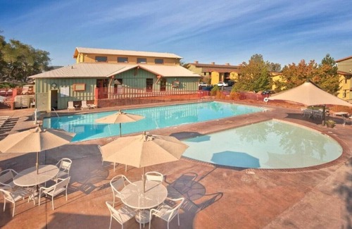 Altaville Condo | Beautiful Location and great resort amenities including outdoor pool in this 1BD condo