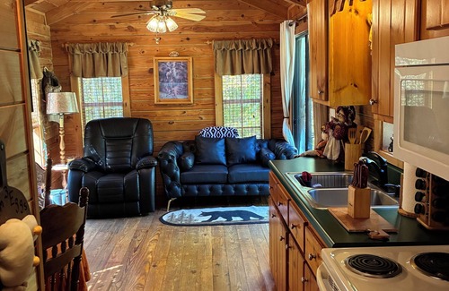 Todd Cabin | BEAUTIFUL LOG CABIN NEAR NEW RIVER HIKING STARGAZING WIFI NICE COUPLES RETREAT