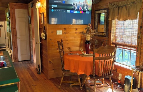 Todd Cabin | BEAUTIFUL LOG CABIN NEAR NEW RIVER HIKING STARGAZING WIFI NICE COUPLES RETREAT
