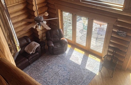 Yankton Cabin | Beautiful log cabin, only 1.7 miles from lake dock by Lewis & Clark, Yankton SD