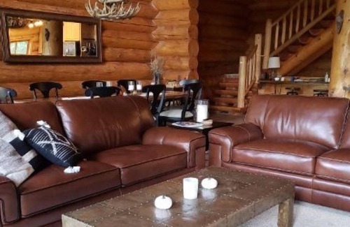 Riverbend House | Beautiful log home close to, nature, hikes, skiing, fishing, shops.