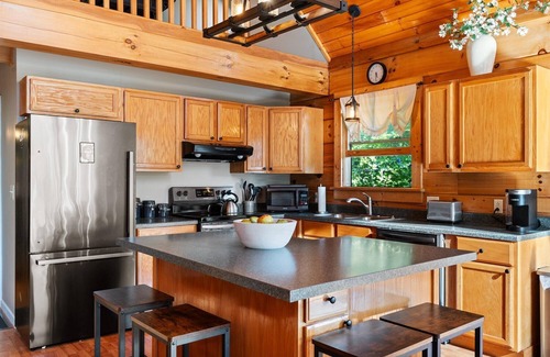 Auburn House | Beautiful Log Home, Lake side.