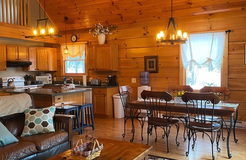 Auburn House | Beautiful Log Home, Lake side.