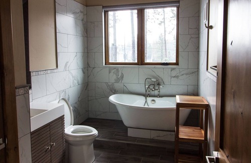 Medical Lake House | beautiful log home that is located on silver lake.