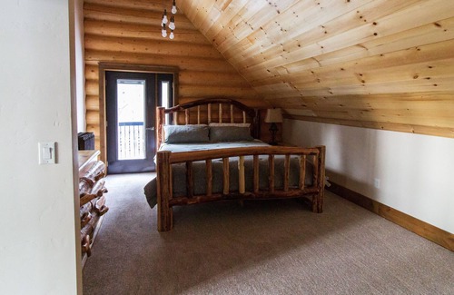 Medical Lake House | beautiful log home that is located on silver lake.