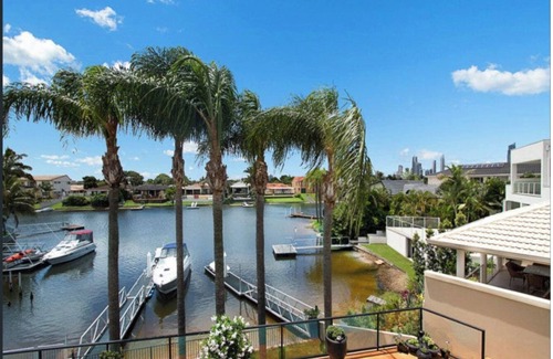 Bundall House | Beautiful, Luxury, Water Front with Pool House (close to all amenities)