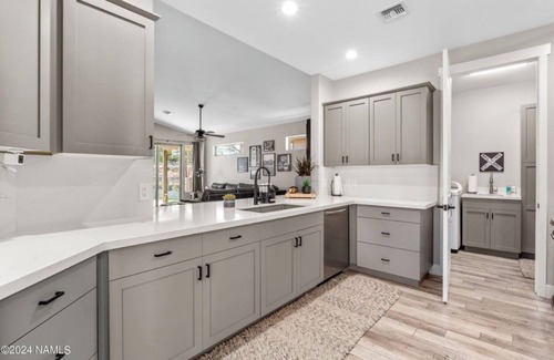 Williams House | Beautiful Model home 2 minutes to town, golf and hiking. Perfect for families!