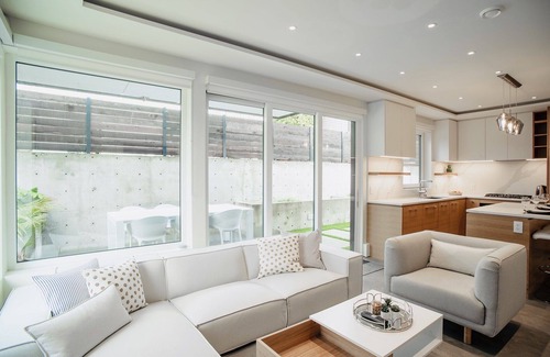 Lower Lonsdale House | Beautiful Modern Award Winning Guest Home- N.Van