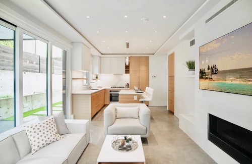 Lower Lonsdale House | Beautiful Modern Award Winning Guest Home- N.Van
