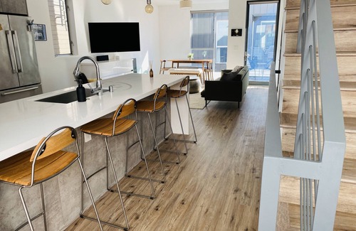 Melrose House | Beautiful Modern Like-New Smart Home in the Heart of Hollywood!