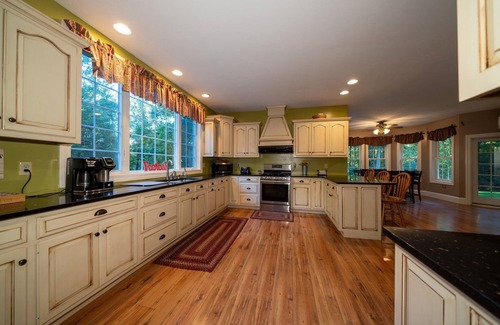 Howard House | Beautiful mountain getaway near Penn State University!