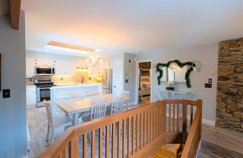 Bromley Mountain House | Beautiful Mountain Getaway - Last Minute Booking Promos! Minutes from Manchester