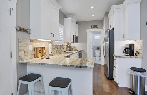 Townsend Cabin | Beautiful mountain home with modern features Gas fire-place on the screened deck