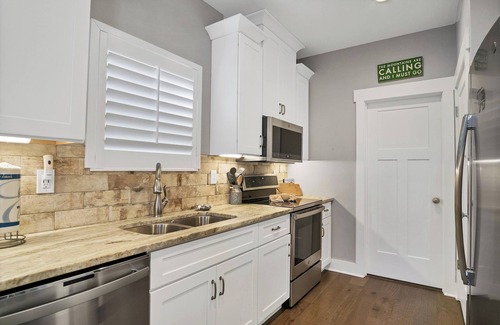 Townsend Cabin | Beautiful mountain home with modern features Gas fire-place on the screened deck