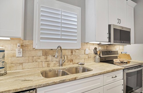 Townsend Cabin | Beautiful mountain home with modern features Gas fire-place on the screened deck