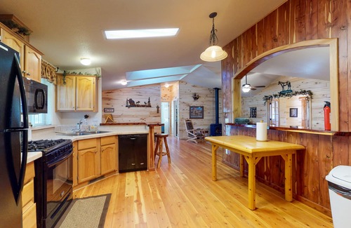 South Fork Cabin | Beautiful mountainside home & bunkhouse w/barn, two full kitchens, & free WiFi