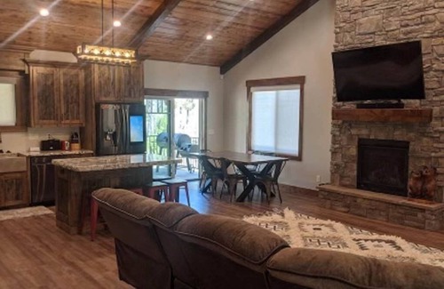 Ashton Cabin | Beautiful New Cabin Near Yellowstone, Grand Teton, and Targhee National Parksn