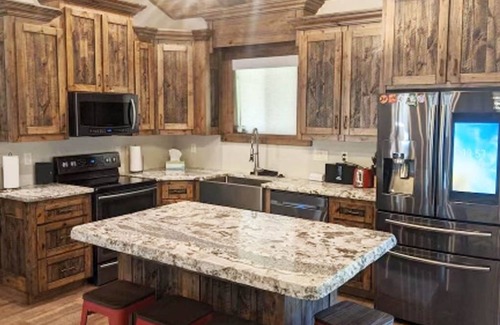 Ashton Cabin | Beautiful New Cabin Near Yellowstone, Grand Teton, and Targhee National Parksn