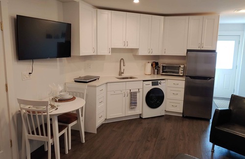 McMillan House | Beautiful new Mountainview Suite - 3 minutes to the highway