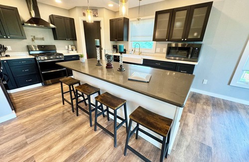 Lansing House | Beautiful, newly renovated 3 bedroom home on the Mississippi River.