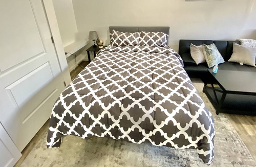 Logan Apartment | Beautiful Newly Renovated Apartment Sleeps 2 LC7