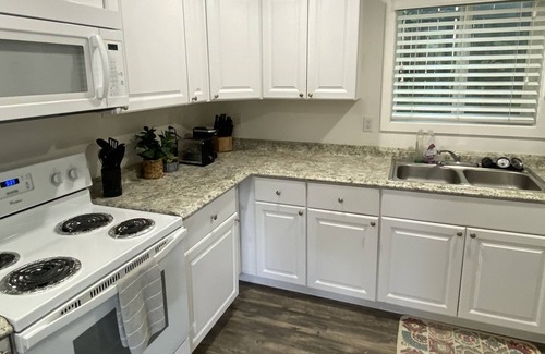 Logan Apartment | Beautiful Newly Renovated Apartment Sleeps 2 LC7