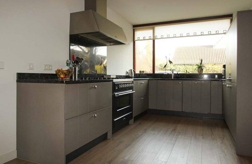 Egmond aan den Hoef Apartment | Beautiful and spacious holiday home ideal for a family with 6 people and a baby. Quiet location, close to the beach, dunes and city.