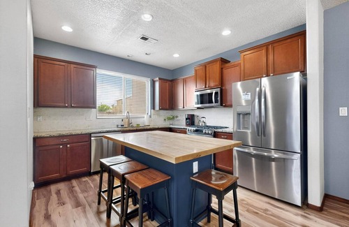 North Valley House | Beautiful North Valley home, garage, yard, BBQ