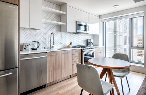 Downtown Oakland Apartment | Beautiful Oakland 1BR w/AC, W/D, Sky Deck, next to BART, by Blueground